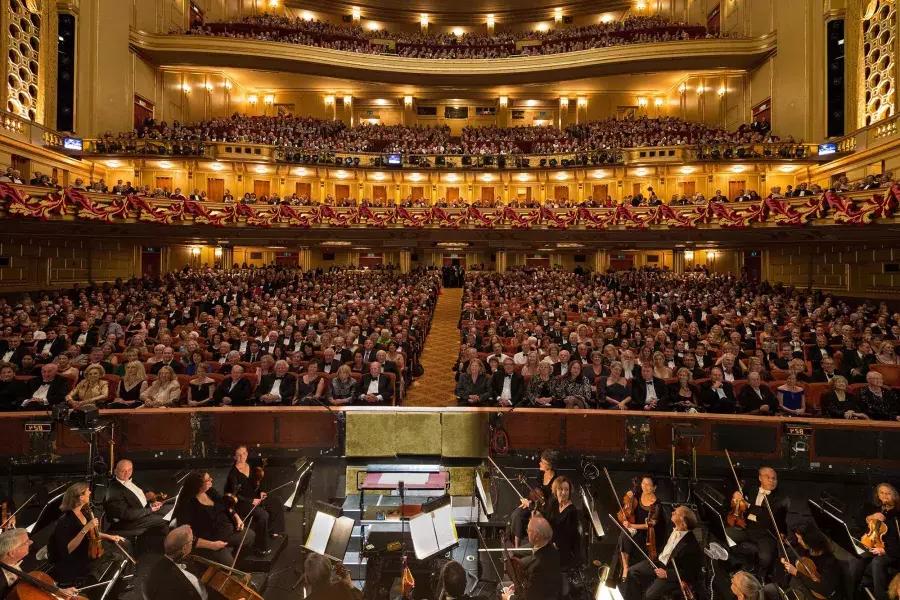 这个交响乐团正准备在战争纪念歌剧院演出歌剧. San Francisco, California.