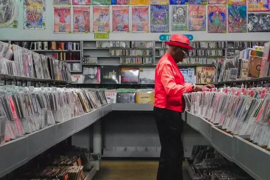 一个人在贝博体彩app变形虫唱片公司的红夹克店.