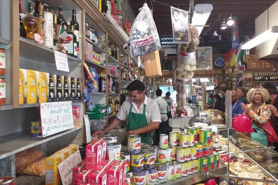 贝博体彩app北部海滩社区意大利食品市场的内部.